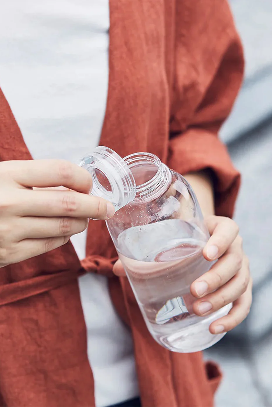Loop Water Bottle 950ml - Clear - Image 4